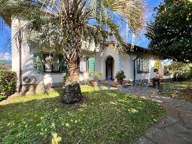 Foto Villa unifamiliare in via Trento, Forte dei Marmi Centro di 200 m²