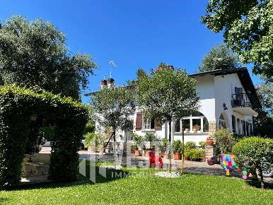 Foto Villa unifamiliare in Via G. Galilei, Imbersago Centro di 450 m²