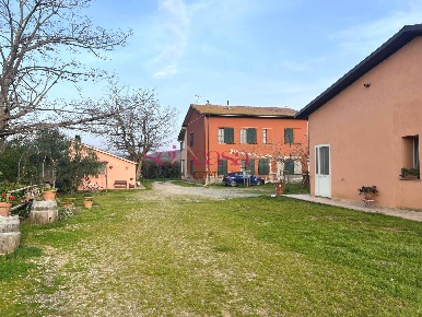 Foto Agriturismo a Grosseto Alberese di 300 m² con 12 locali in vendita