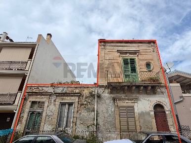 Foto Casa indipendente in Viale della Repubblica 52, Pozzallo di 328 m²