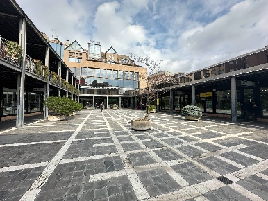 Foto Negozio in Piazza XX settembre 1, Varese Centro di 128 m² con 6 locali