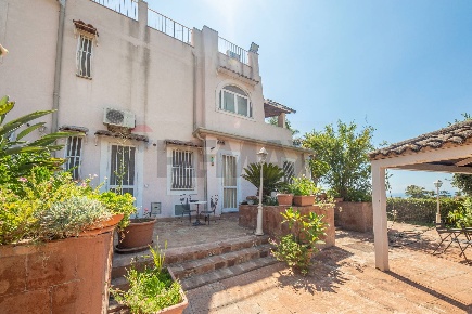 Foto Villa unifamiliare in Via Empedocle, Aci Castello Centro di 380 m²