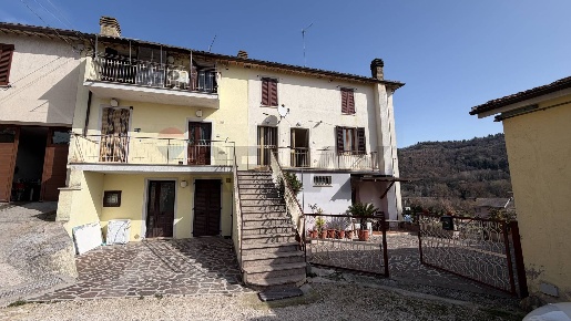 Foto Appartamento in Via Case Basse 105, Foligno di 55 m² con 3 locali