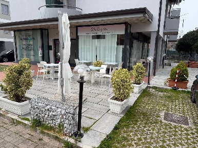 Foto Locale commerciale a Sommacampagna Centro di 80 m² con 1 locali