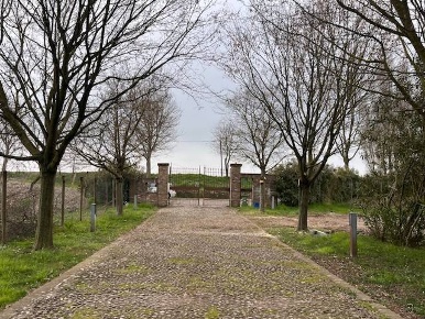 Foto Locale commerciale a Goito di 250 m² con 4 locali in vendita