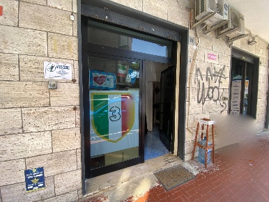 Foto Negozio in Vico Acitillo 74, Napoli Vomero di 15 m² con 1 locali