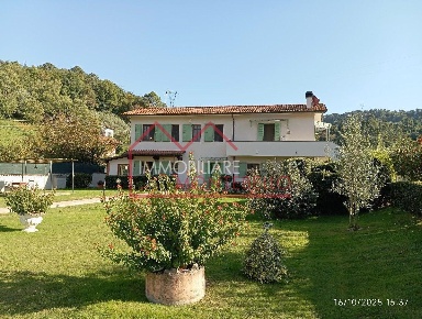 Foto Villa unifamiliare a Camaiore Camaiore Paese di 200 m² con 8 locali