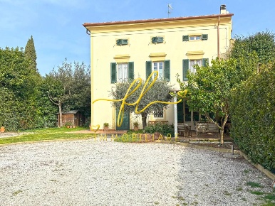 Foto Villa unifamiliare a Cecina di 353 m² con 11 locali in vendita