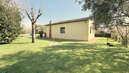 Foto Villa unifamiliare a Lucca Mugnano di 150 m² con 5 locali in vendita