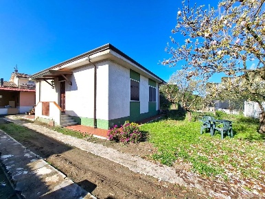 Foto Case semi ndipendenti a Carrara Marina di Carrara di 200 m² in vendita