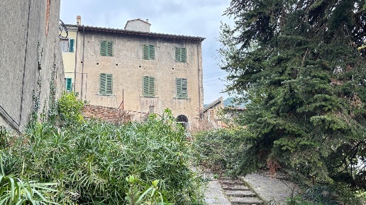 Foto Rustico a Vicopisano Centro di 240 m² con 12 locali in vendita