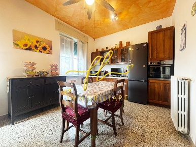 Foto Appartamento a Collesalvetti Centro di 101 m² con 5 locali in vendita