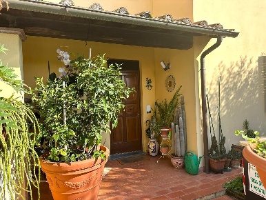 Foto Villa a schiera a Capannori Centro di 130 m² con 6 locali in vendita