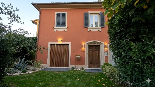 Foto Casa indipendente a Ponsacco Centro di 130 m² con 6 locali in vendita