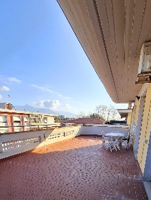 Foto Attico a Carrara Marina di Carrara di 120 m² con 5 locali in vendita