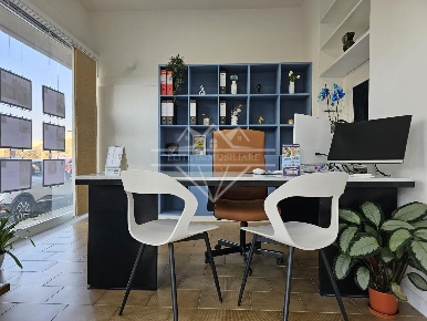 Foto Ufficio a Carrara Avenza di 90 m² con 4 locali in vendita