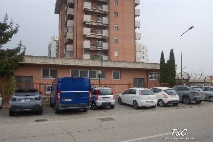 Foto Locale commerciale in VIA AMENDOLA, Orbassano Centro di 340 m²