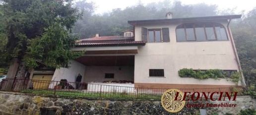 Foto Villa unifamiliare in loc. Torrano, Pontremoli di 173 m² con 8 locali