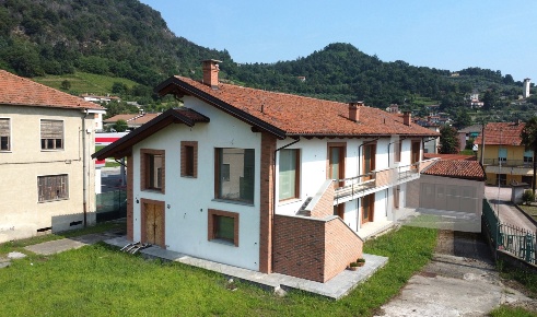 Foto Villa bifamiliare in Via Valle Po 15, Revello Centro di 200 m²