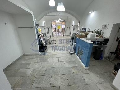 Foto Locale commerciale in Via Candido Queirolo, Taggia Centro di 80 m²