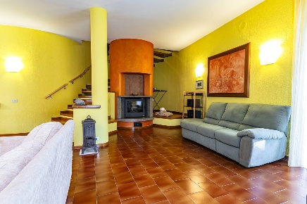 Foto Casa indipendente in via G. Marconi 36, Alzano Lombardo di 320 m²