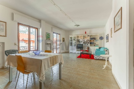 Foto Appartamento in Via Bolzano 3, Mola di Bari Centro di 150 m²