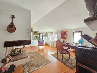 Foto Casa indipendente a Piombino Centro di 270 m² con 10 locali in vendita