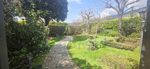 Foto Villa unifamiliare in Via De Cillis, Caserta Casolla di 400 m²