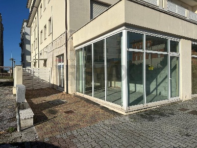 Foto Negozio in Viale Colombo 424, Camaiore Lido di Camaiore di 54 m²