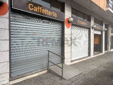 Foto Negozio in VIA CHINOTTO 10, Arona Centro di 108 m² in vendita