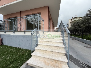 Foto Locale commerciale in Via Dante Alighieri, Cepagatti Centro di 110 m²