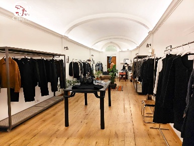 Foto Negozio in via Maggio 11, Firenze Santo Spirito di 128 m² con 3 locali