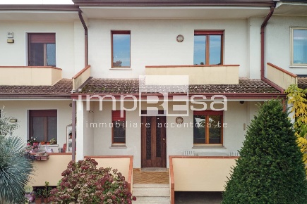 Foto Villa a schiera in VIA F.lli Calvi, Paese Centro di 170 m² in vendita