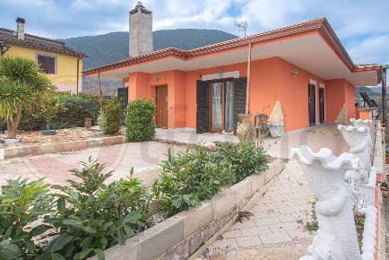 Foto Villa unifamiliare in Via Le Prata, Giuliano di Roma di 385 m²