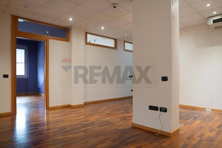 Foto Ufficio a Legnano di 250 m² con 7 locali in vendita