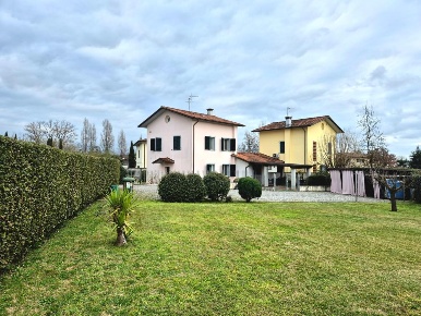 Foto Villa unifamiliare a Capannori Segromigno - San Colombano di 180 m²