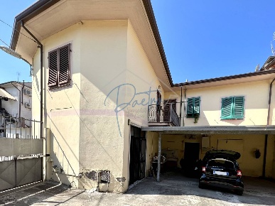 Foto Case semi ndipendenti a Massa Turano di 280 m² con 7 locali in vendita