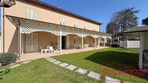 Foto Villa unifamiliare a Lucca Mutigliano - Torre di 300 m² con 6 locali