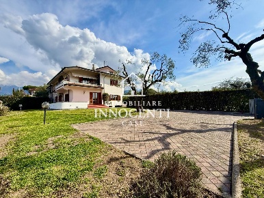 Foto Villa bifamiliare a Massa Centro di 200 m² con 5 locali in vendita