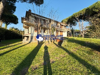 Foto Villa unifamiliare a Massa Ronchi - Poveromo di 350 m² con 12 locali