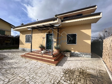 Foto Villa unifamiliare a Carrara Avenza di 340 m² con 8 locali in vendita