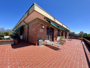 Foto Attico a Massa Marina di Massa Centro di 120 m² con 4 locali