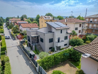 Foto Villa singola in Guglielmo Usellini, Arona Centro di 320 m² in vendita