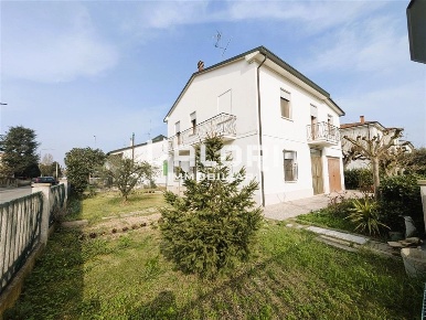 Foto Casa indipendente in VIA DEI CARRADORI, Faenza di 211 m² con 6 locali