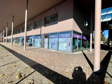 Foto Negozio in Via Roma, Olgiate Comasco Centro di 450 m² con 1 locali