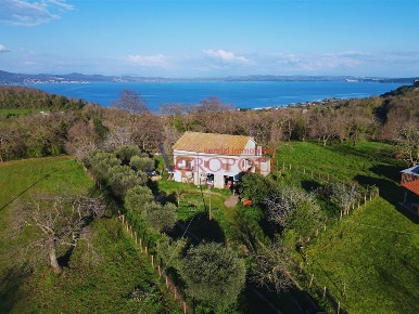 Foto Villa unifamiliare in Via di Battistella, Bracciano Centro di 330 m²