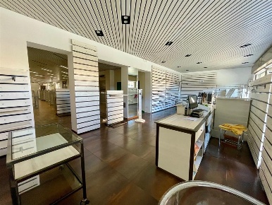 Foto Negozio in Via Cavour, Castronno Centro di 400 m² con 4 locali