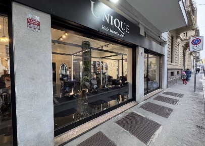 Foto Negozio in Via Giuseppe Parini, Milano Porta Nuova di 135 m²