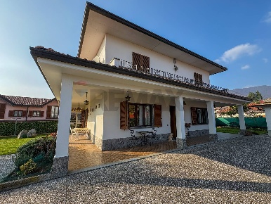 Foto Villa unifamiliare in Via Logaccio 16, Saltrio di 185 m² con 4 locali