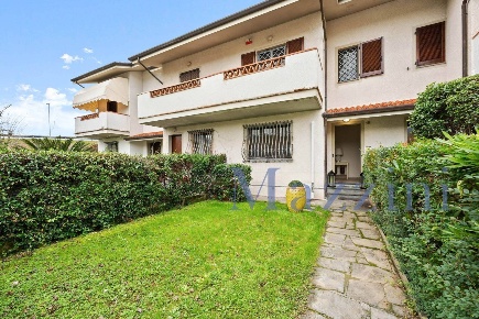 Foto Villa a schiera in via xx settembre, Forte dei Marmi Caranna di 110 m²